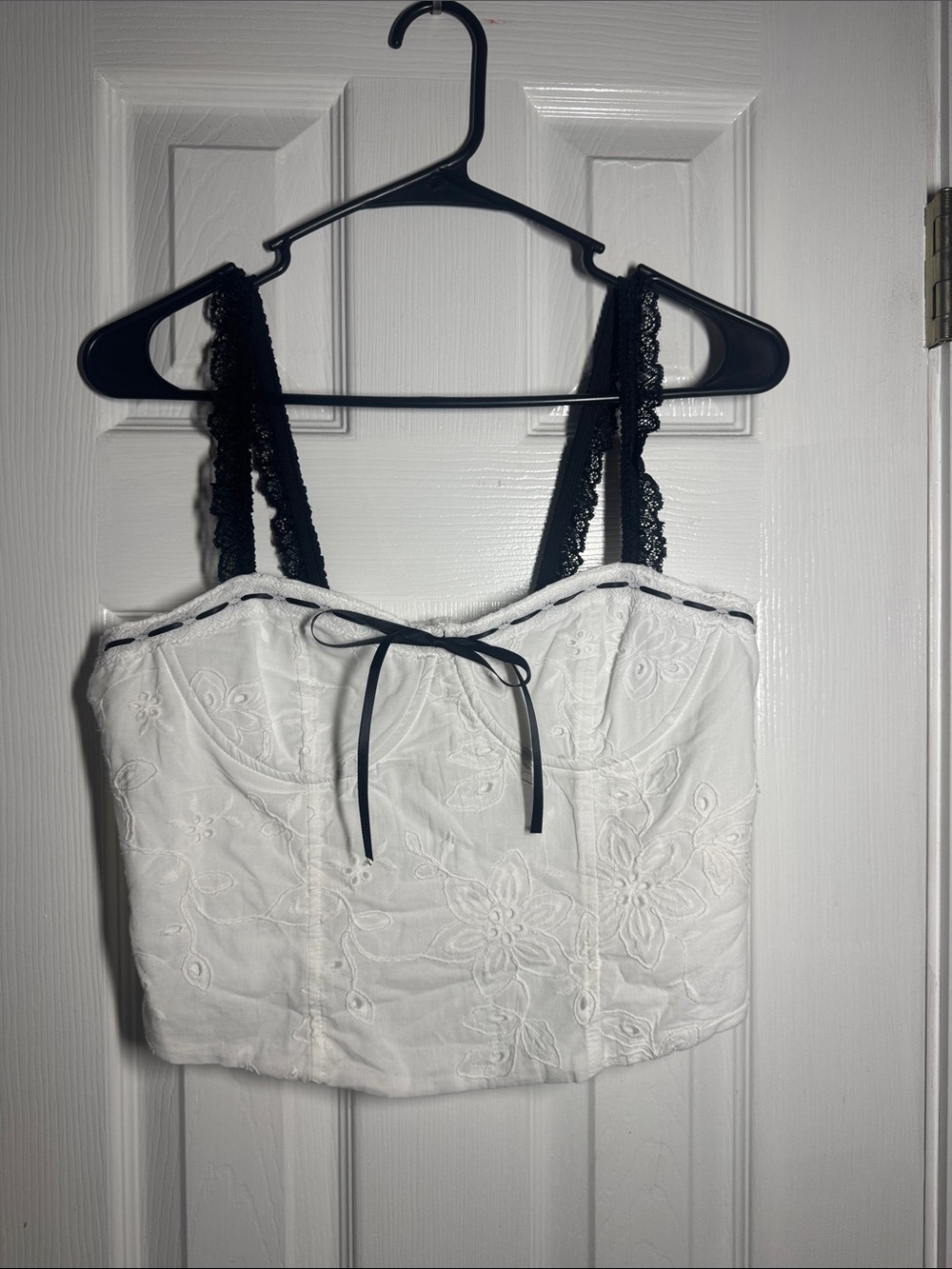 THIRTY/THIRTY- Women’s White Embroidered Lace-Trim Cami Top